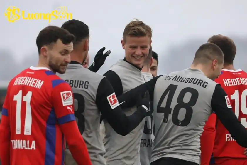 Ausburg vẫn là đội được đánh giá cao hơn một chút trong trận đấu này